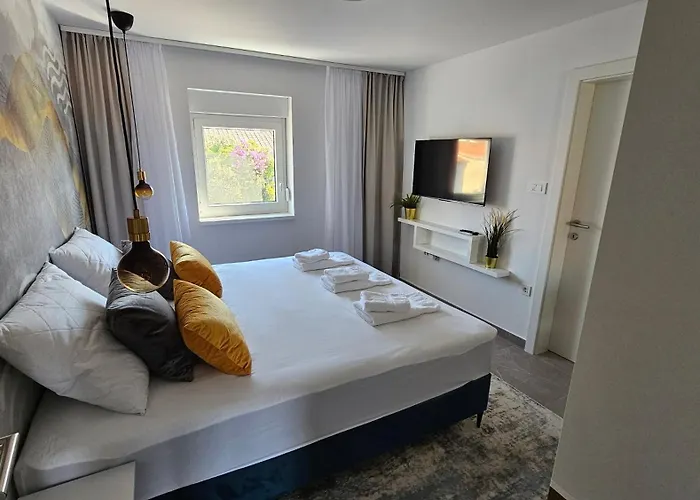 Blue Moon Apartment, Now With Jacuzzi Mandre