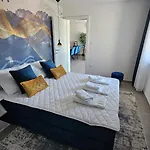 Blue Moon Apartment, Now With Jacuzzi *