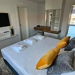 Blue Moon Apartment, Now With Jacuzzi Mandre