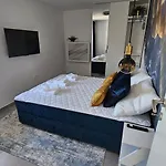 Blue Moon Apartment, Now With Jacuzzi *