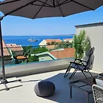 Blue Moon Apartment, Now With Jacuzzi Mandre
