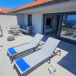 Blue Moon Apartment, Now With Jacuzzi * Mandre
