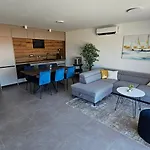 Blue Moon Apartment, Now With Jacuzzi Apartment *