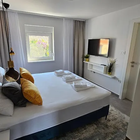 Blue Moon Apartment, Now With Jacuzzi Mandre