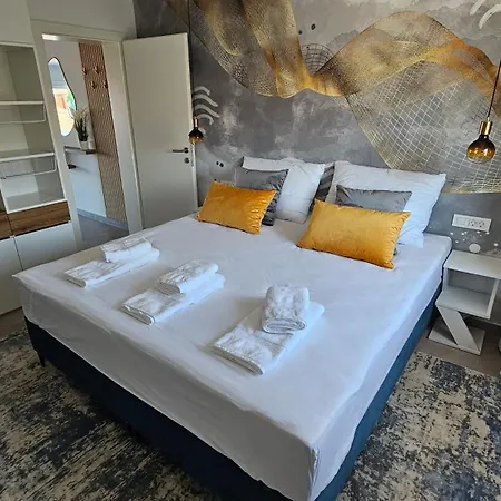 Blue Moon Apartment, Now With Jacuzzi * Mandre