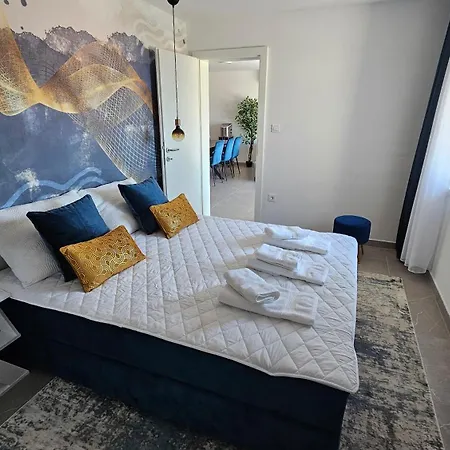 Blue Moon Apartment, Now With Jacuzzi *