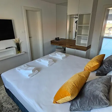 Blue Moon Apartment, Now With Jacuzzi Mandre