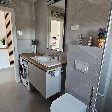 Blue Moon Apartment, Now With Jacuzzi Apartment