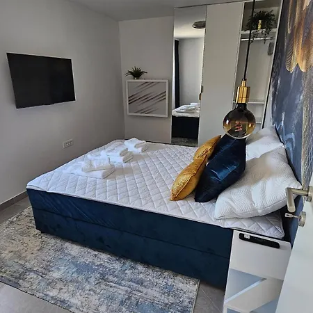 Blue Moon Apartment, Now With Jacuzzi *