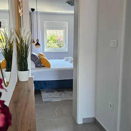 Blue Moon Apartment, Now With Jacuzzi *