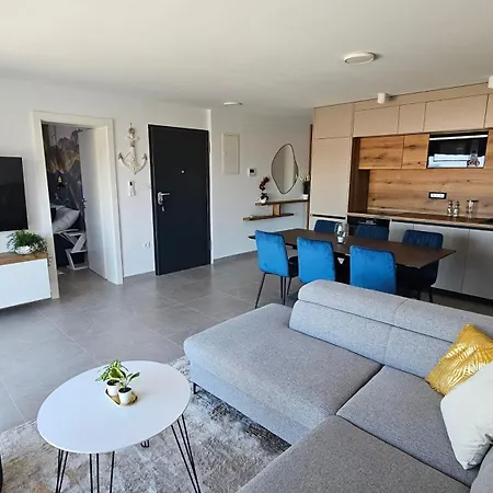 Blue Moon Apartment, Now With Jacuzzi Апартаменты Мандре
