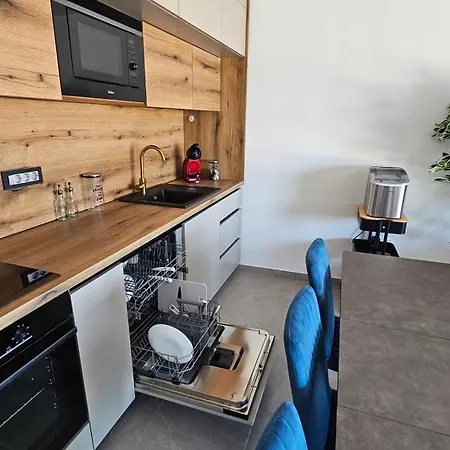 Апартаменты Blue Moon Apartment, Now With Jacuzzi Мандре