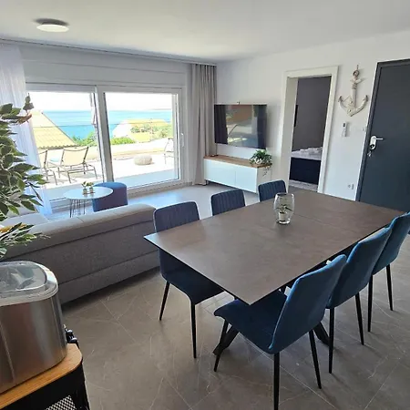 Blue Moon Apartment, Now With Jacuzzi *