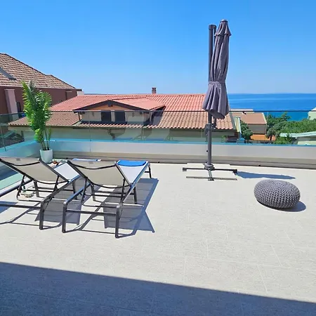 Blue Moon Apartment, Now With Jacuzzi Mandre