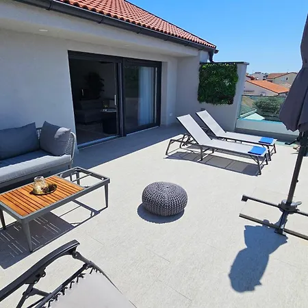 Blue Moon Apartment, Now With Jacuzzi * Mandre