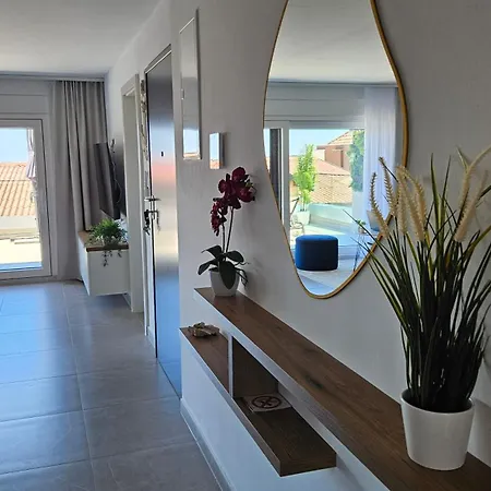 Blue Moon Apartment, Now With Jacuzzi *