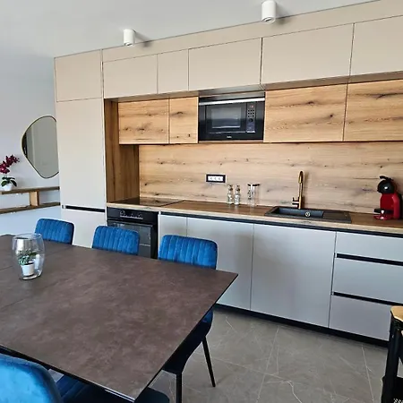 Blue Moon Apartment, Now With Jacuzzi *