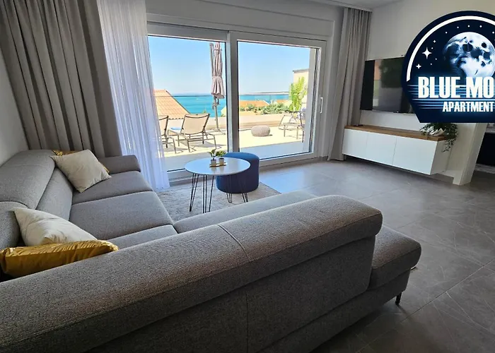 Blue Moon Apartment, Now With Jacuzzi