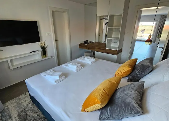 Blue Moon Apartment, Now With Jacuzzi Mandre