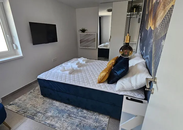 Blue Moon Apartment, Now With Jacuzzi *