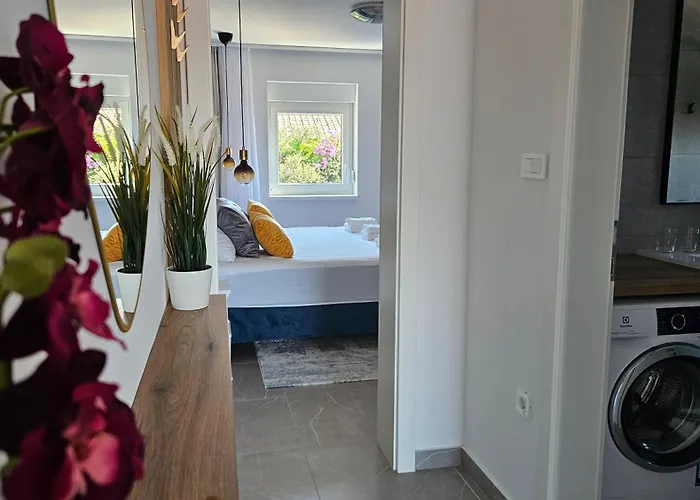 Blue Moon Apartment, Now With Jacuzzi *