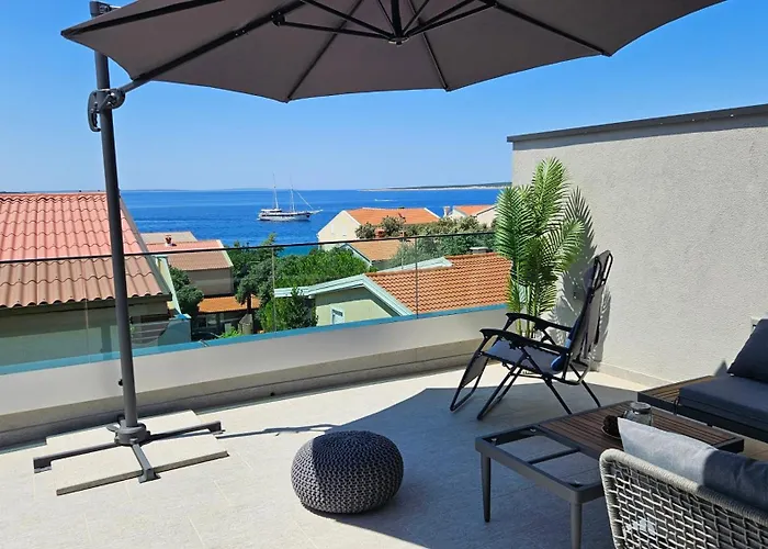 Blue Moon Apartment, Now With Jacuzzi Mandre