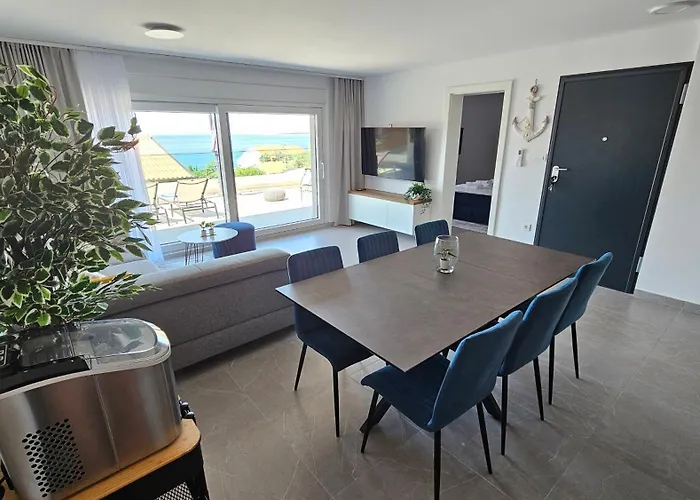 Blue Moon Apartment, Now With Jacuzzi *