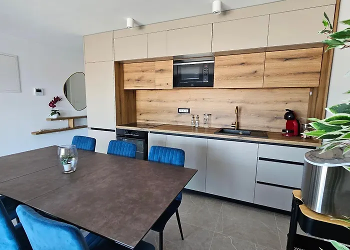 Blue Moon Apartment, Now With Jacuzzi *