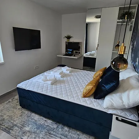 Blue Moon Apartment, Now With Jacuzzi * Mandre