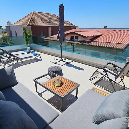 Blue Moon Apartment, Now With Jacuzzi * Mandre