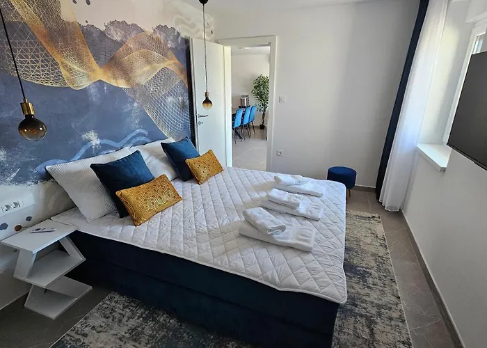 Blue Moon Apartment, Now With Jacuzzi *